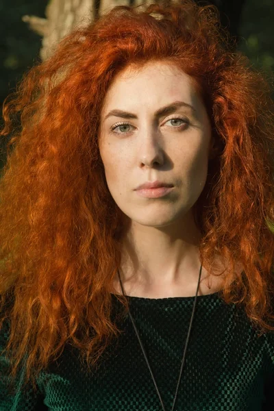赤毛の女性の自然の肖像画. — ストック写真