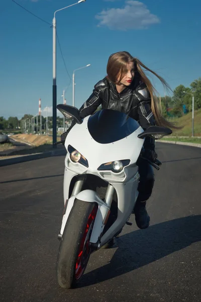 Sexy menina motociclista em uma jaqueta de couro — Fotografia de Stock