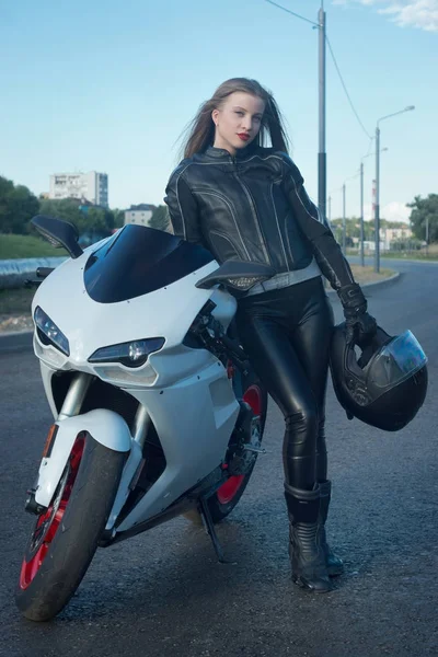 Sexy menina motociclista em uma jaqueta de couro — Fotografia de Stock