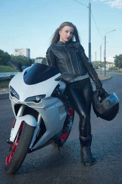 Sexy kostým motorkářka v kožené bundě — Stock fotografie