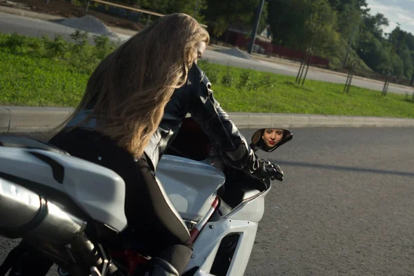 Sexy biker dziewczyna w skórzaną kurtkę — Zdjęcie stockowe