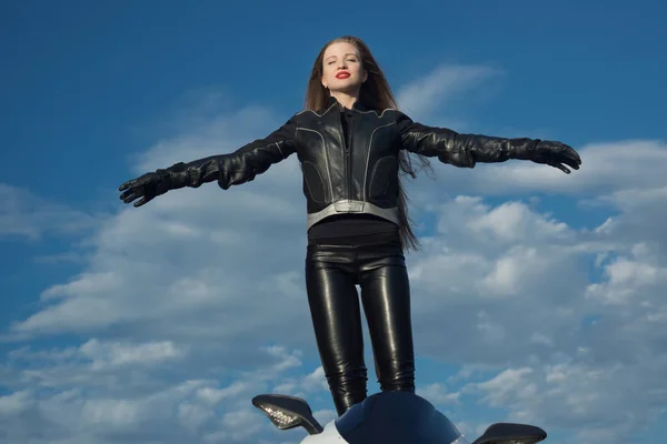 Sexy Biker Mädchen in einer Lederjacke — Stockfoto