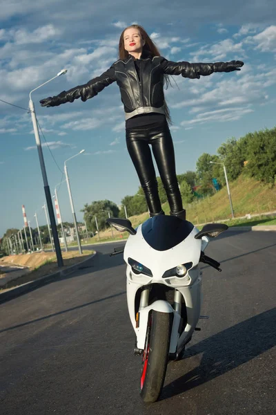 レザー ジャケットでセクシーなバイク少女 — ストック写真