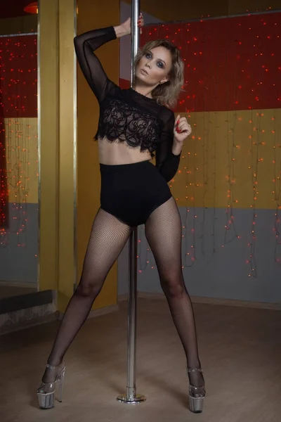 Sexy donna esercizio pole dance — Foto Stock