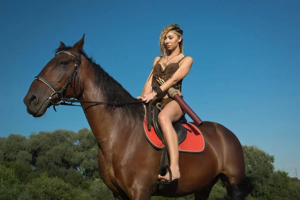Divoké amazon dívka na koni — Stock fotografie