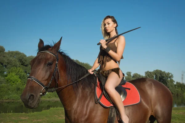 Salvaje amazona chica a caballo — Foto de Stock