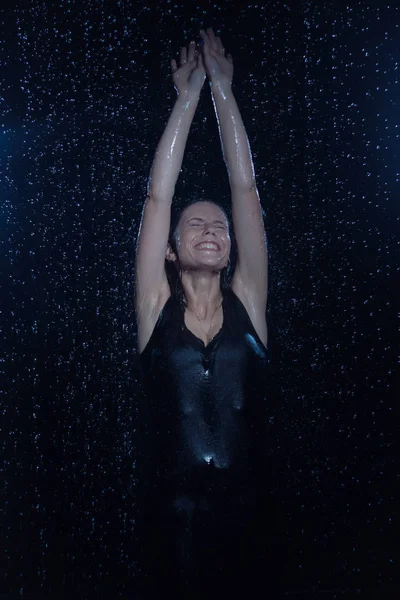 Сексуальная красивая женщина под дождем — стоковое фото