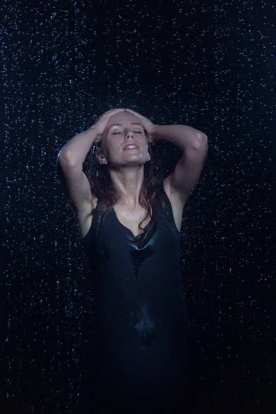 Сексуальная красивая женщина под дождем — стоковое фото