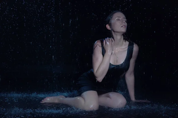 Sexy belle femme sous la pluie — Photo