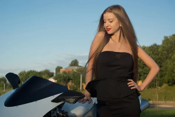 Сексуальная модная девушка на мотоцикле — стоковое фото