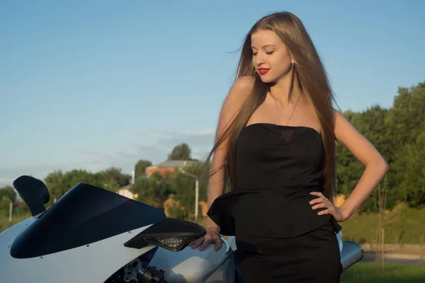 Fille à la mode sexuelle sur une moto — Photo