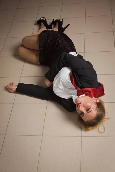 Crime scene with strangled business woman in office — Stock Photo, Image