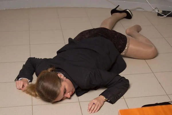 Crime scene with strangled business woman in office — Stock Photo, Image