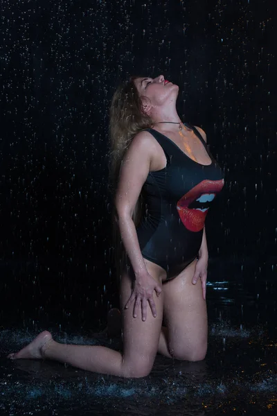 Szexi gyönyörű nő alatt az eső — Stock Fotó
