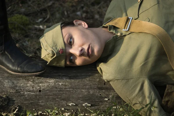 Kvinna i uniform av den röda armén i understödjavärlden kriger. — Stockfoto