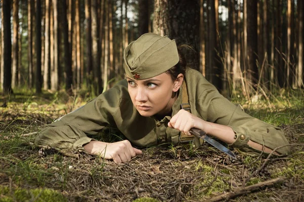 Frau in Uniform der Roten Armee des Zweiten Weltkriegs. — Stockfoto