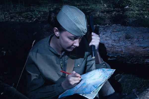 Soldado soviético con uniforme de la Segunda Guerra Mundial — Foto de Stock