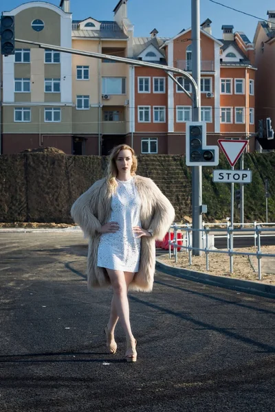 Ragazza alla moda su un paesaggio di città — Foto Stock