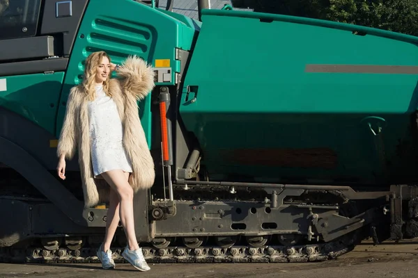 Ragazza alla moda su un paesaggio di città — Foto Stock