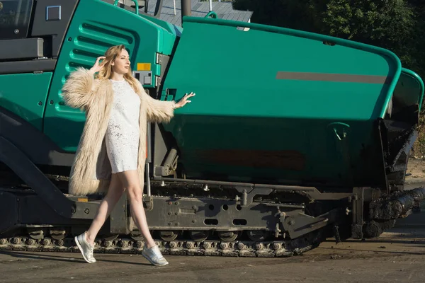 Ragazza alla moda su un paesaggio di città — Foto Stock