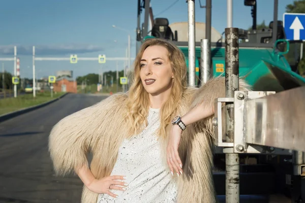 La muchacha a la moda en el paisaje de la ciudad — Foto de Stock