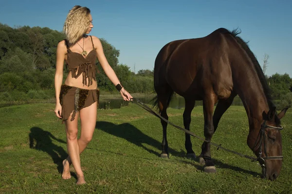 Salvaje amazona chica a caballo — Foto de Stock