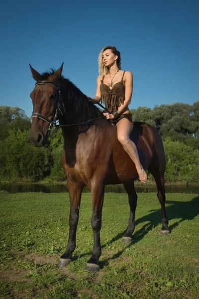 Vilda amazon tjej på hästryggen — Stockfoto