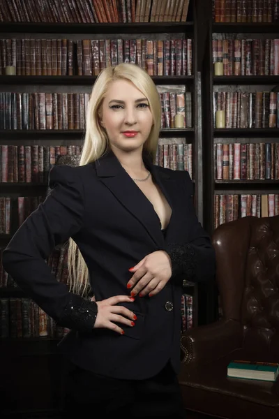 Femme d'affaires confiante dans la bibliothèque classique — Photo