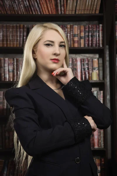 Selbstbewusste Geschäftsfrau in der klassischen Bibliothek — Stockfoto