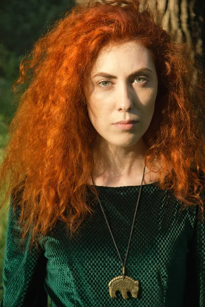 赤毛の女性の自然の肖像画. — ストック写真