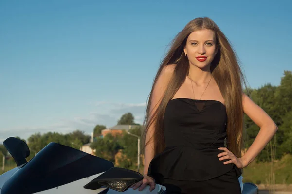 Menina na moda sexual em uma motocicleta — Fotografia de Stock