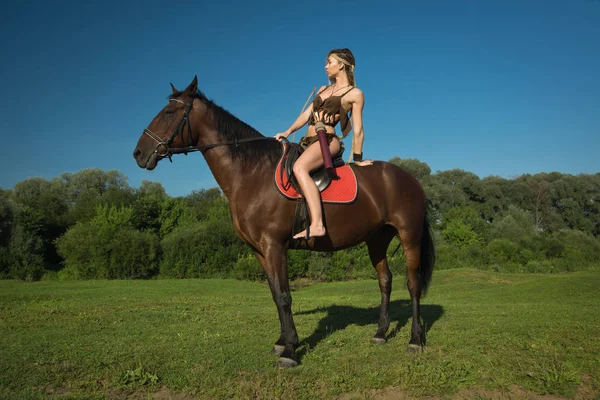 Wildes Amazonas-Mädchen zu Pferd — Stockfoto