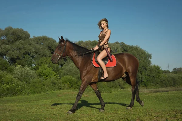 Selvagem amazona menina a cavalo — Fotografia de Stock