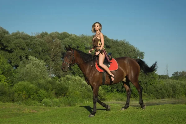 Salvaje amazona chica a caballo — Foto de Stock