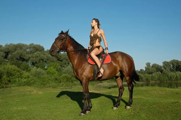 Salvaje amazona chica a caballo — Foto de Stock