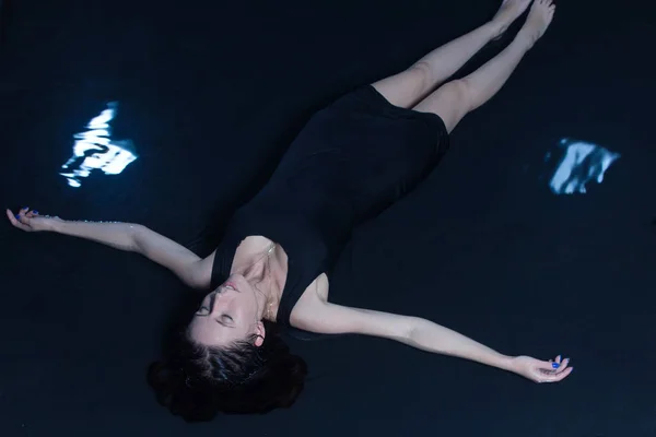 Молодая женщина лежит в воде — стоковое фото
