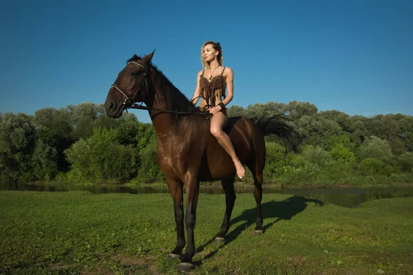 Vahşi amazon kız at sırtında — Stok fotoğraf