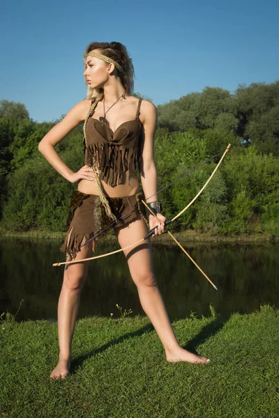 Wildes Amazonen-Mädchen schießt aus dem Bogen. — Stockfoto