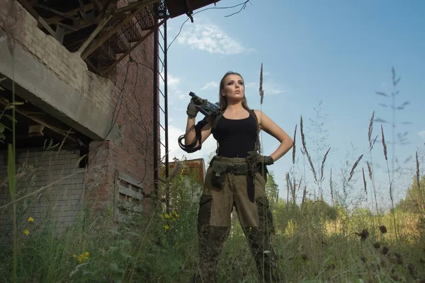 Dívka s pistolí v opuštěné továrně — Stock fotografie