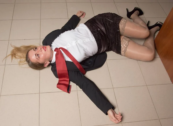 Crime scene with strangled business woman in office — Stock Photo, Image