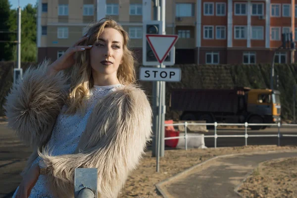 Ragazza alla moda su un paesaggio di città — Foto Stock