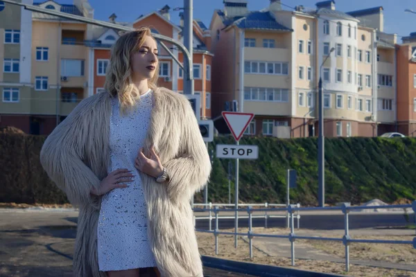 La muchacha a la moda en el paisaje de la ciudad — Foto de Stock