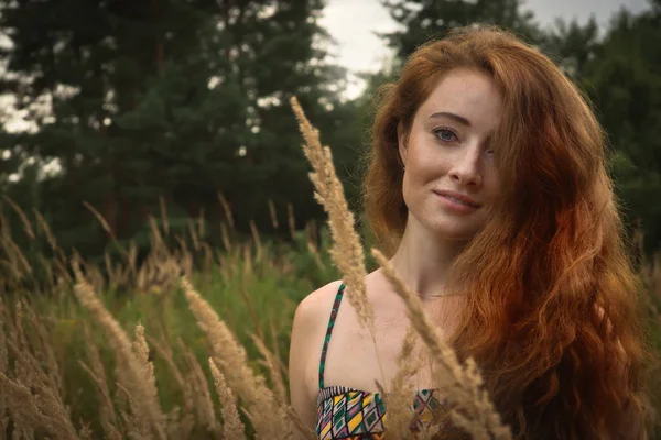 Roodharige vrouw natuur portret. — Stockfoto