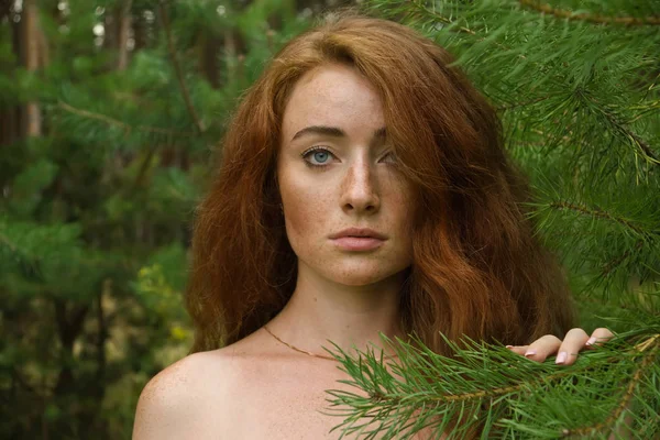 红发女人自然肖像. — 图库照片
