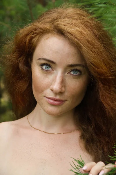 Redhead Woman Nature Portrait. — Stock Photo, Image