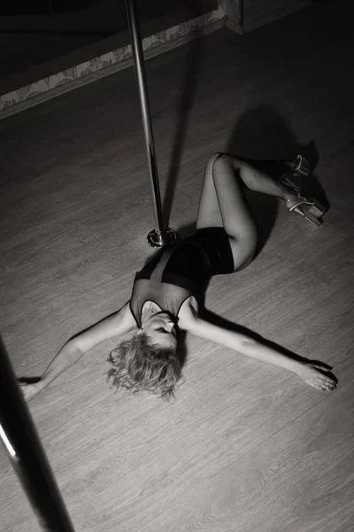 Femme sexy exercice pole dance — Photo
