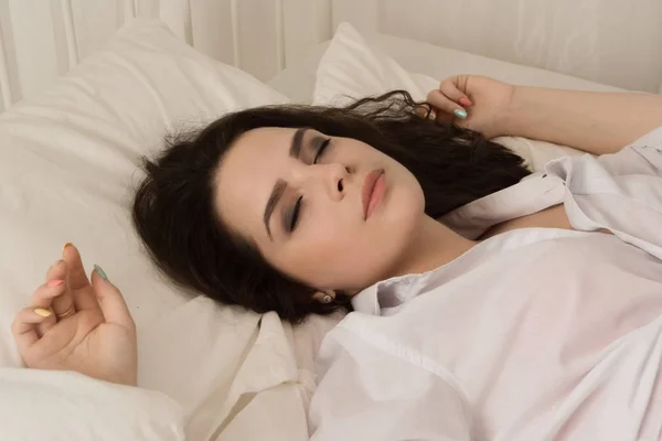 Ung vacker flicka sover — Stockfoto