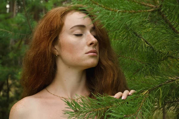 Vöröshajú nő természet portré. — Stock Fotó