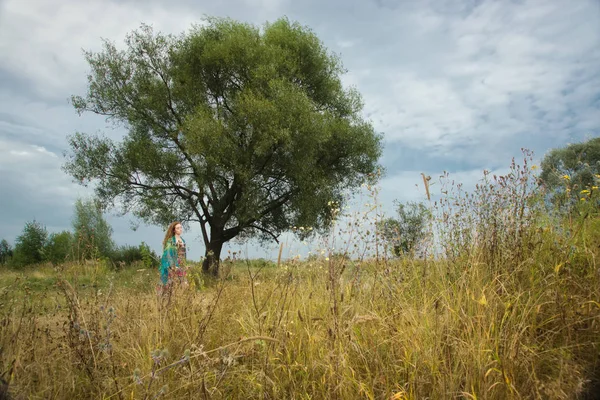 Roodharige vrouw natuur portret. — Stockfoto