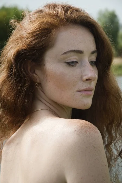 Femme rousse Nature Portrait . — Photo